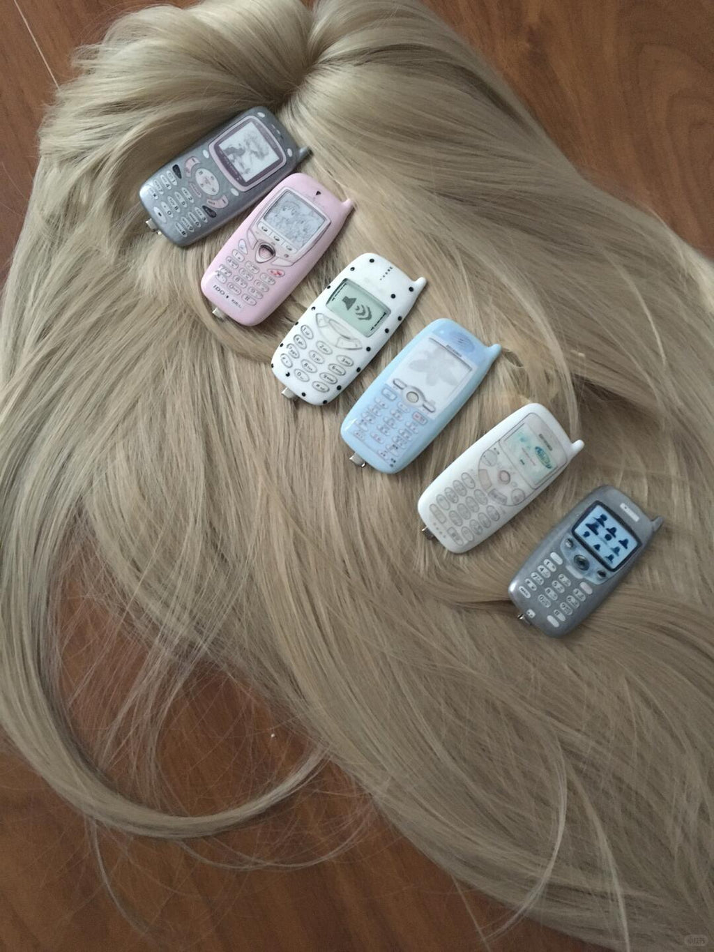 Mobile phone-shaped hairpin