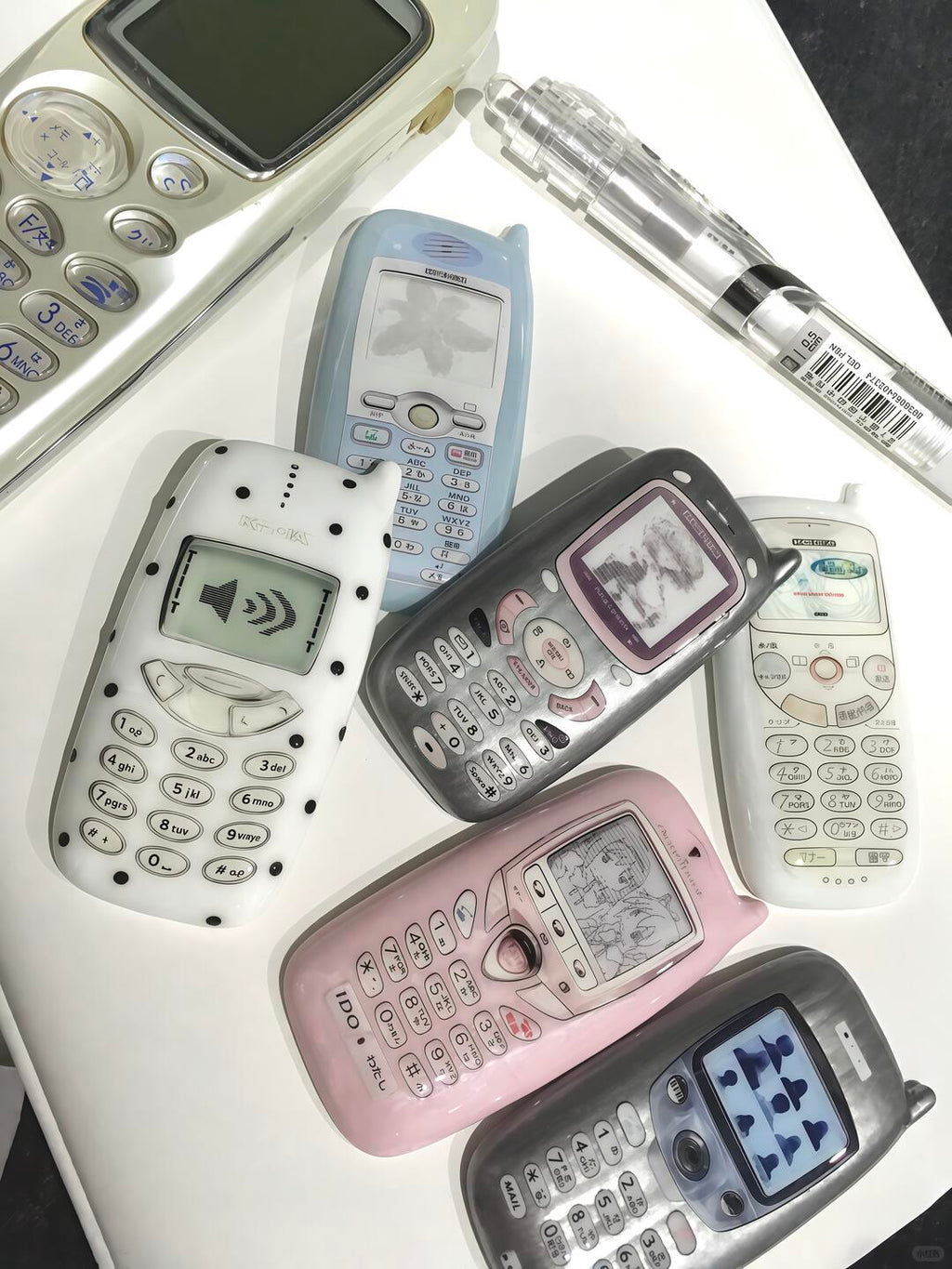 Mobile phone-shaped hairpin